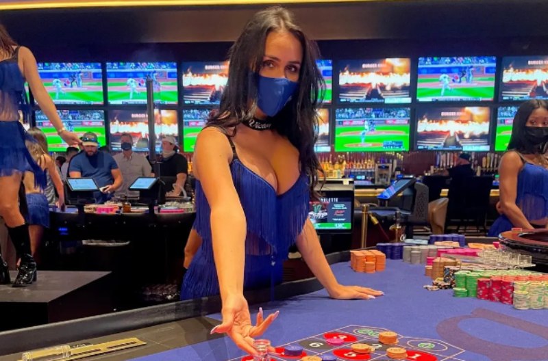 Dàn Dealers nóng bỏng khi chơi casino trực tuyến