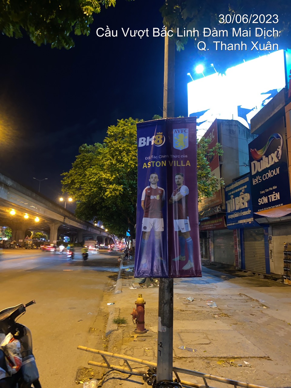 Băng rôn BK8 x Aston Villa được treo tại Hà Nội